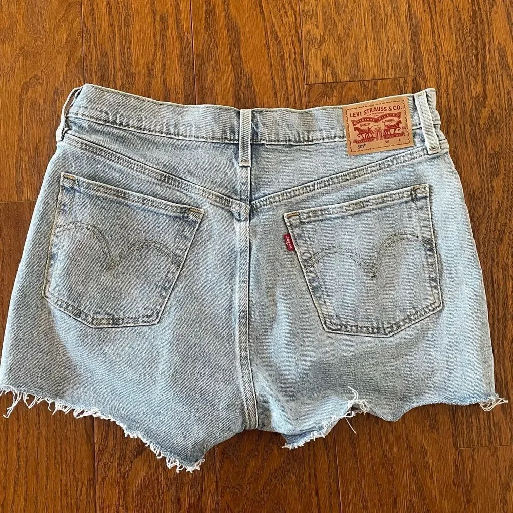 Light wash Levi jean shorts